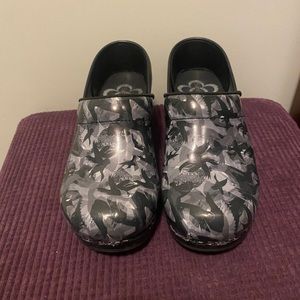 Sanita slip resistant clogs, size 5